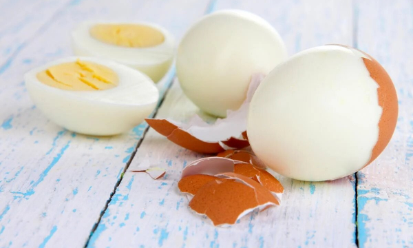 Как нельзя варить яйца: эта распространенная ошибка превращает полезное блюдо в яд